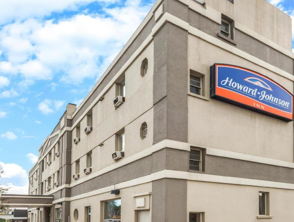 Howard Johnson By Wyndham Toronto Downtown West Exterior photo
